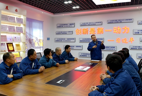 1668490421598015903.jpg 黃發(fā)明在勞模工作室授課(丁國玉 攝).jpg